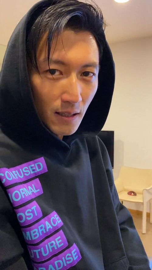 谢霆锋挑战悬空转呼啦圈,还一脸淡定刷手机,王菲张柏芝娱乐圈_订阅