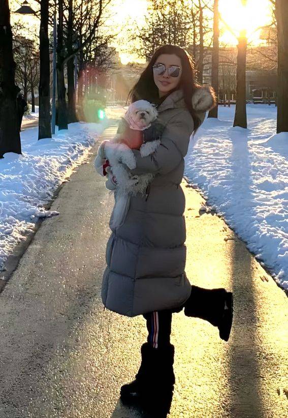 王祖贤晒新照:抱爱犬雪地拍照好惬意,夕阳长发好有诗意