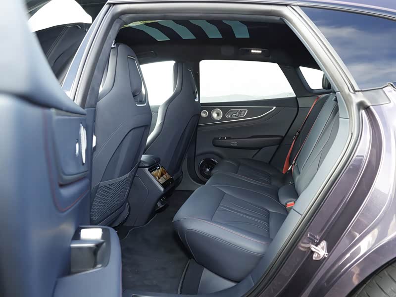 极氪001的空间布局如何体现猎装车特点?