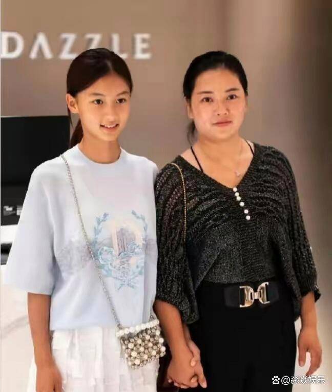 15岁七七拒绝于正、签约中都，未成年演艺的选择题该怎么答？