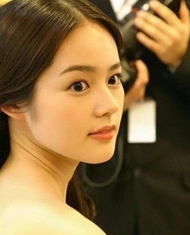 两位女星接连被妆容坑，韩佳人网红感廉价，杨紫撞脸沈佳润！