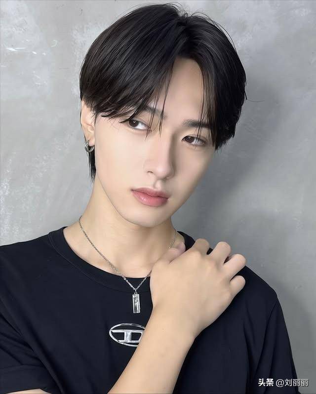 2026男士发型潮流指南:解锁中分纹理的少年感与高级感