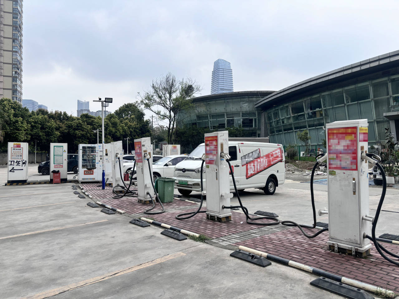 比亚迪闪充站实地走访:4597座已落地，今年或远超2万座