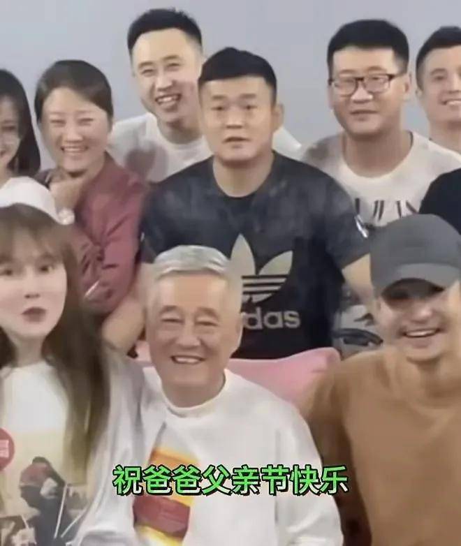 67岁赵本山面部浮肿,头发胡子全白,徒弟女儿纷纷送父亲节祝福!
