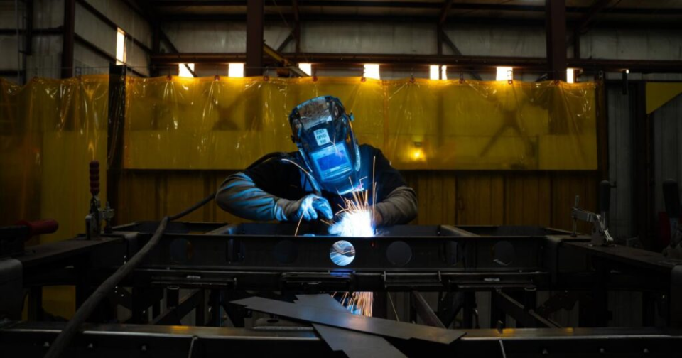 特朗普关税大棒害了自家人，美工厂集体叫苦：不仅没用，还严重损害利益