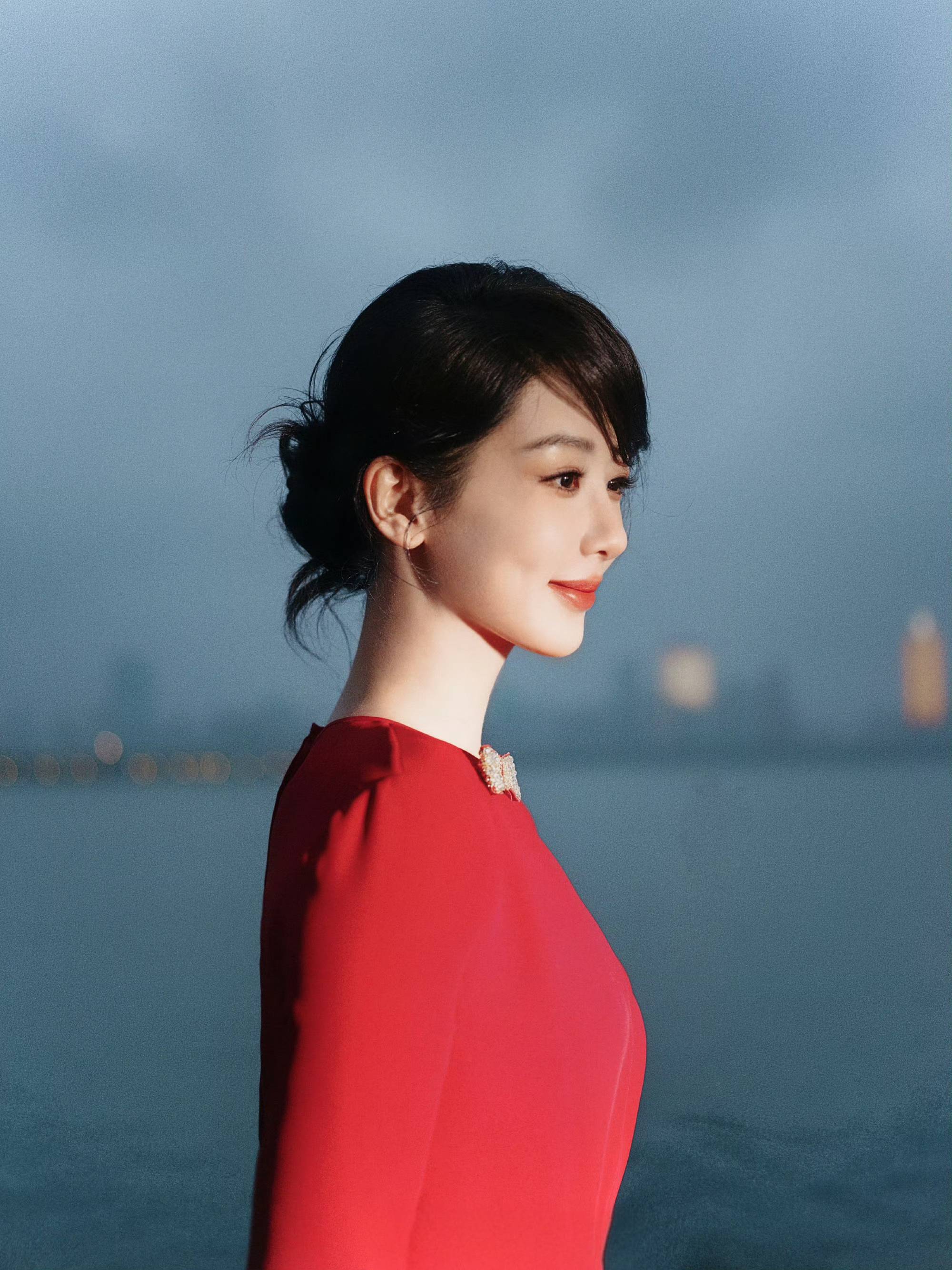 给杨紫的元旦祝福：新岁一路繁花，好运爆棚！