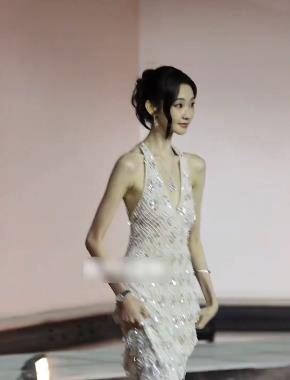 张艺凡惊艳亮相费加罗音乐派对，深V露背长裙引全网热议