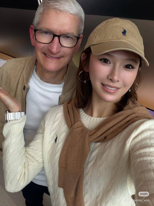 与库克“同框”！赛道外，吴艳妮把成都带到更多镜头里