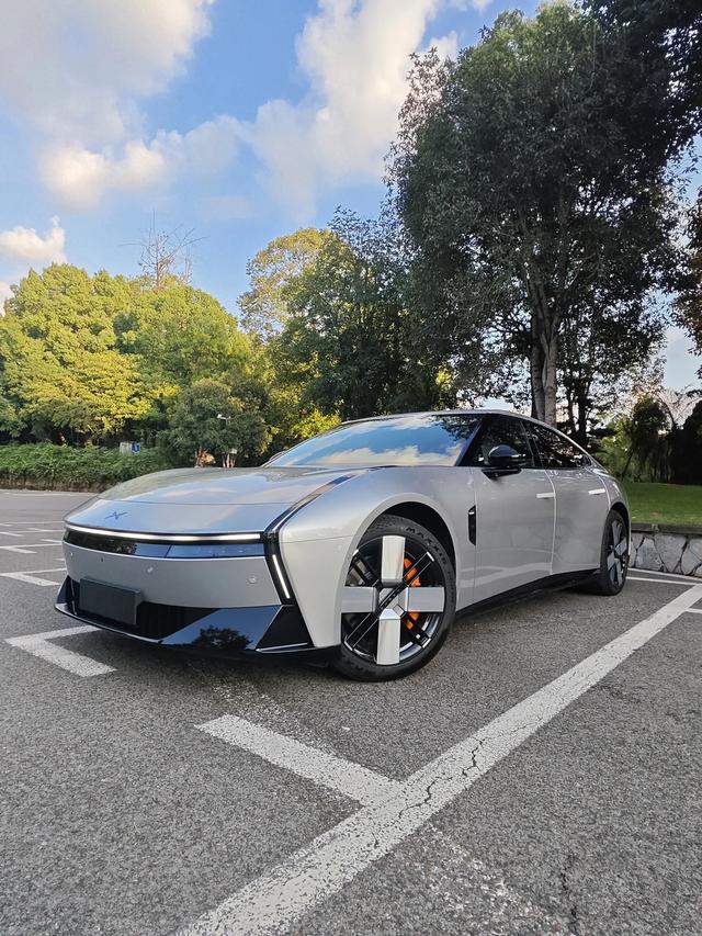 小鹏P7 2025款820 Ultra vs 特斯拉Model3改款长续航:差2万谁更值?_勇闯注安