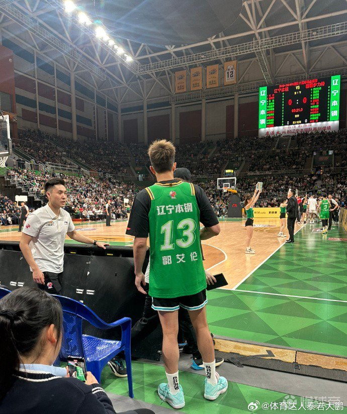 因伤无缘总决赛G1,郭艾伦身穿自己的球衣现场观战