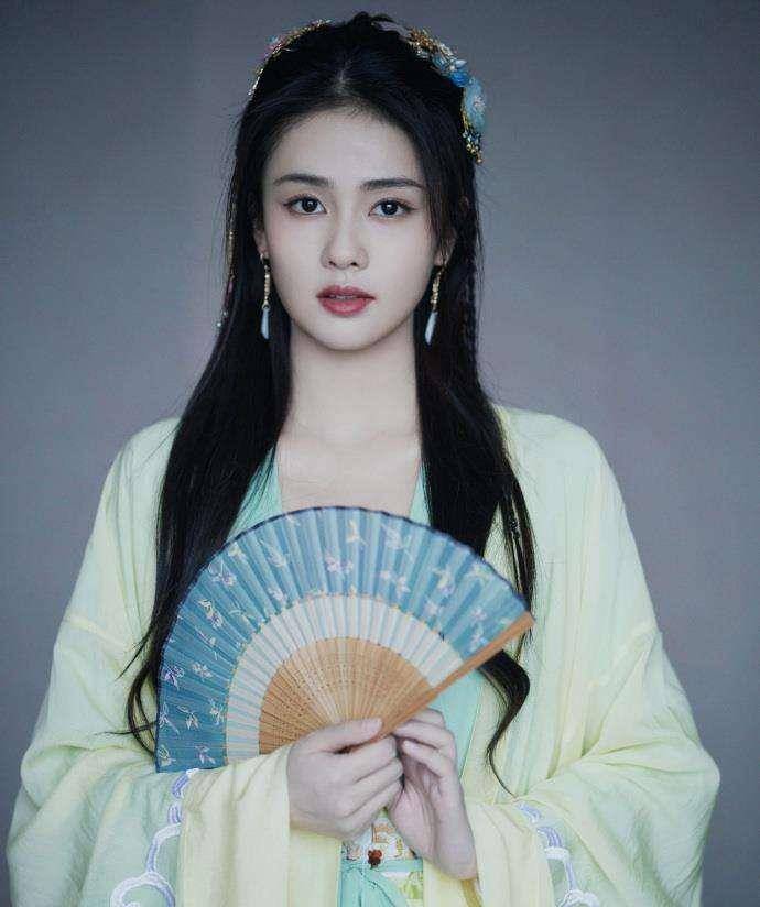 《安宁如梦》白鹿亮相!张赫凌穿一身黑色劲装,头上戴着金色王冠