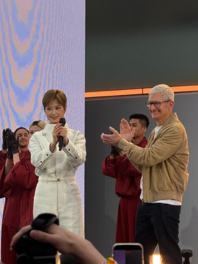 吴艳妮社媒晒与苹果CEO合影 奇妙相遇共庆苹果50周年