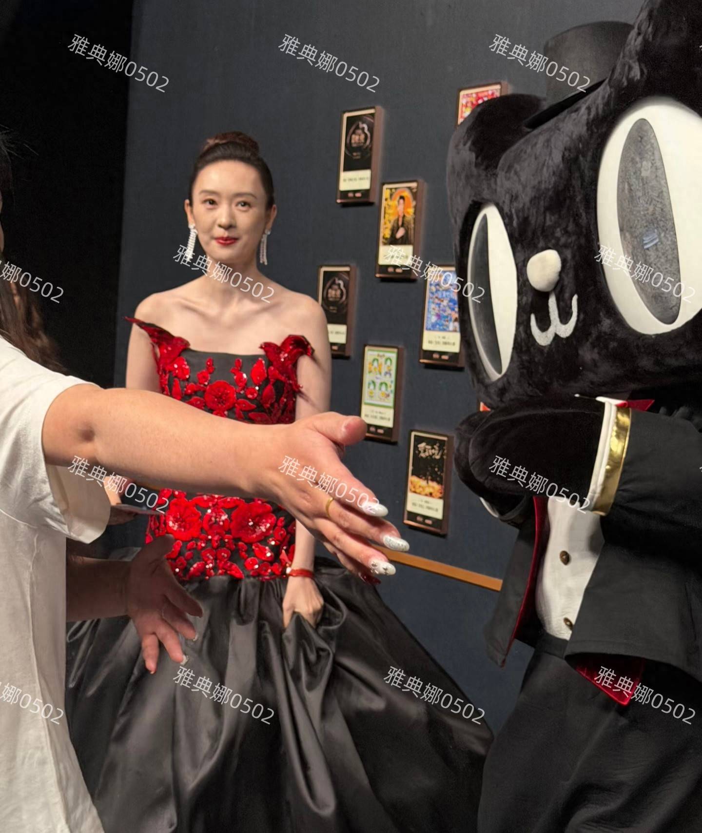 童瑶真的很像章子怡，但她没有章子怡那个劲劲的气质，气场也弱些