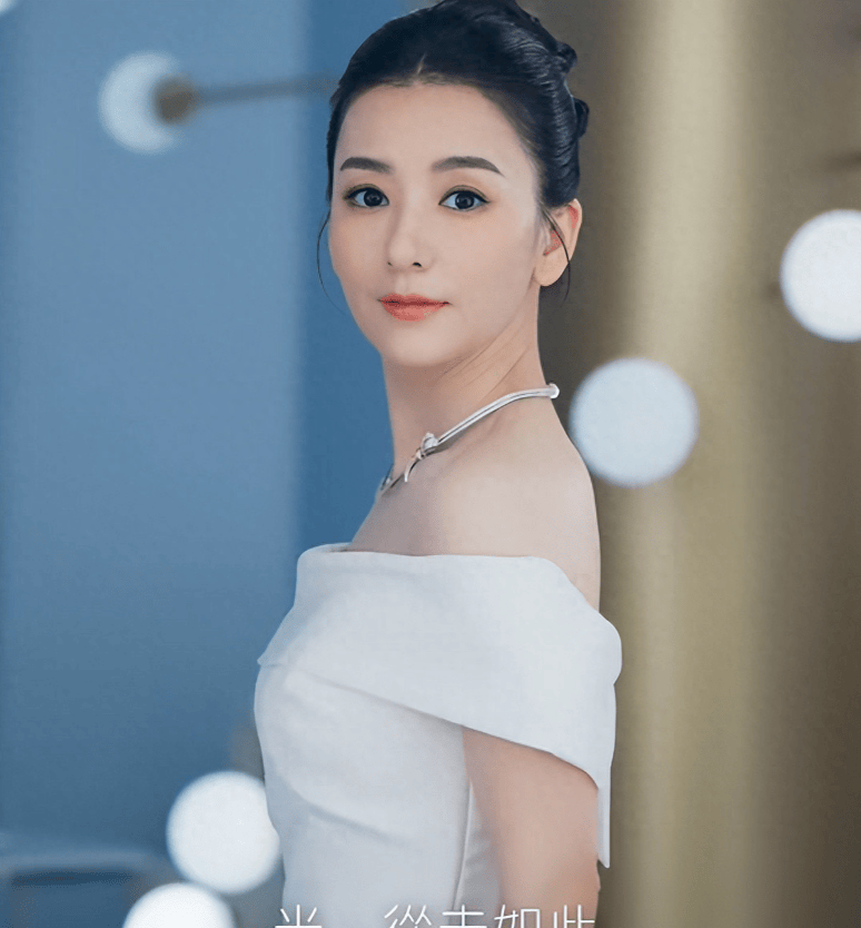 方媛出发录制综艺《桃花坞6》！三胎产后状态好，穿着像机车少女