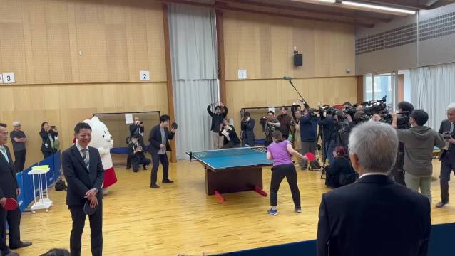 伊藤美诚和水谷隼参加东京奥运会决赛球台的捐赠仪式