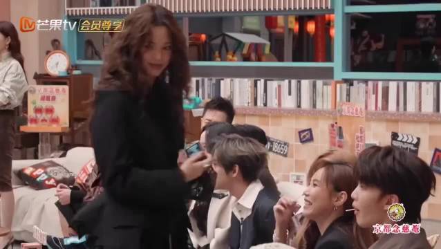 欧阳娜娜化身神级摄影师，掌镜出片