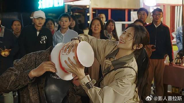 成龙被混混围攻 下秒兄弟带着痰盂来帮忙，痰盂立大功