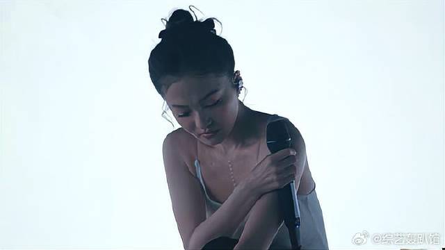 张韶涵身穿黑白人鱼裙，配上歌曲《氧气》，简直美到窒息！