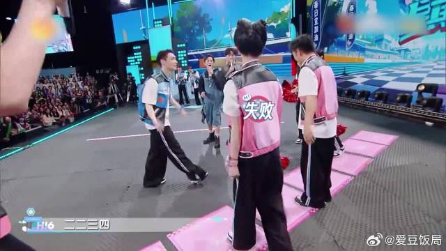 不愧是张艺兴，一个动作赢了对面，看到后主持人笑疯