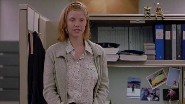 小镇居民暖心守护孤独男子，集体接纳其娃娃女友