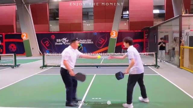 白衣大哥好爱高远，每次捡完球都会递给高远，让高远来发球！