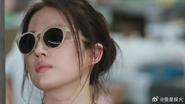 这是怎么了？姑娘有气无力的，还跟着小伙乱晃！