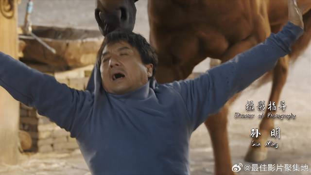 成龙大早上不起床 不料被马支配叫起来，按进水里洗脸