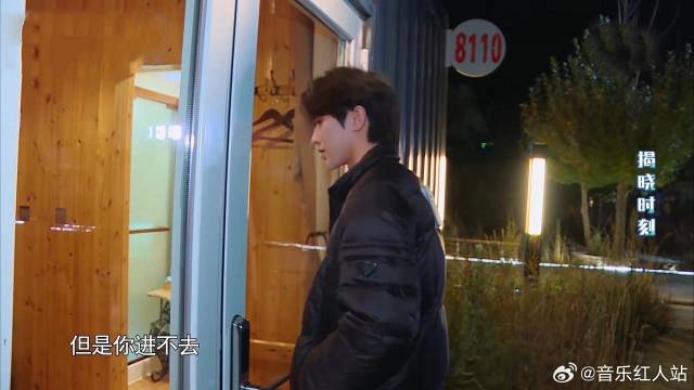 蔡徐坤简直演我 忘带房卡被锁门外，眼巴巴瞅着太可怜！