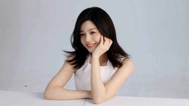 陈妍希一袭白衣与柔光相拥,种下山茶花香气