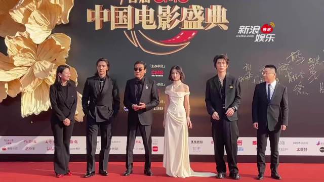 张子枫白衣亮相CMG红毯，梁家辉此沙林秋楠同台