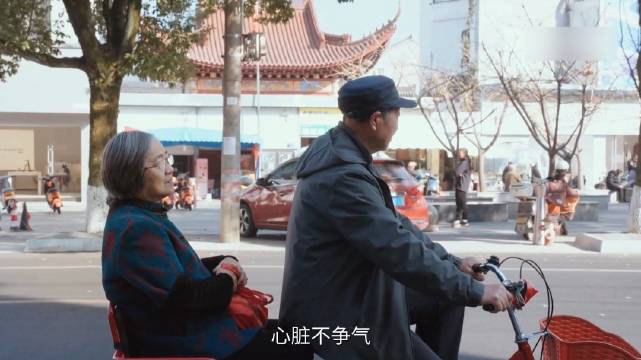 台州金婚夫妻骑三轮车牵手逛街感动百万网友