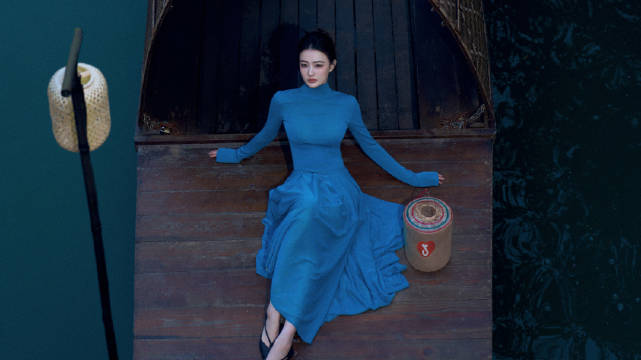 徐璐烟花三月扬州封面大片释出，漫步小城过春天