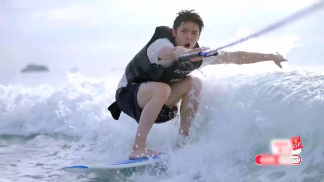 侯明昊猛男时刻！海上冲浪荷尔蒙爆棚，杨超越都看呆了‖平行时空