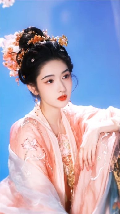 王玉雯的性格反差形象如何影响了公众对她外貌细节的关注？