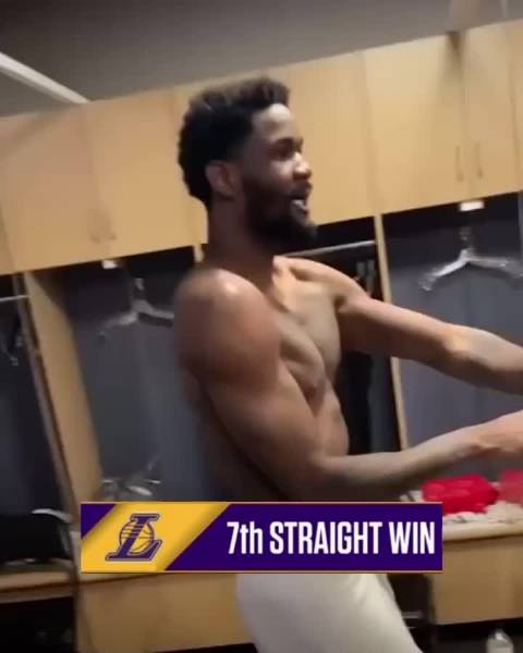 艾顿庆祝湖人连胜的魔性舞蹈