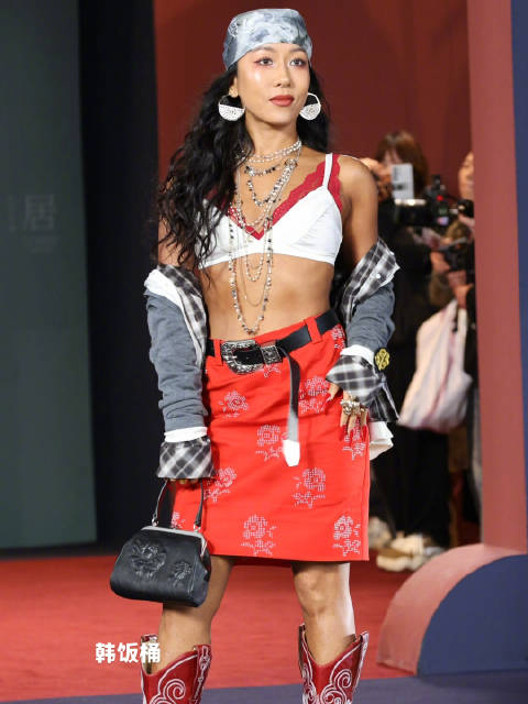 吉克隽逸洋气营业 现场特别冷还是非常配合拍照 好敬业