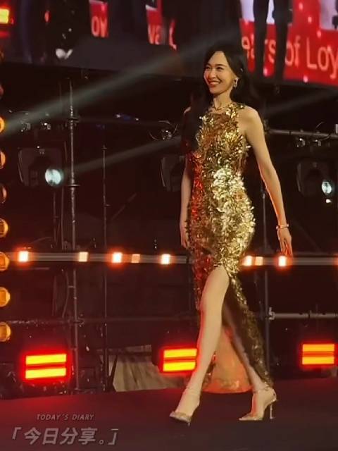 唐嫣金色高开叉长裙亮相，优雅自信成全场焦点
