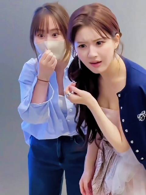 太可爱了，太萌了！这是看见了啥了？退场中的赵露思怎么这么可爱，萌萌哒！