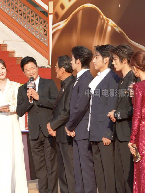 吴京称是《镖人》最大受益者，剧组亮相电影盛典