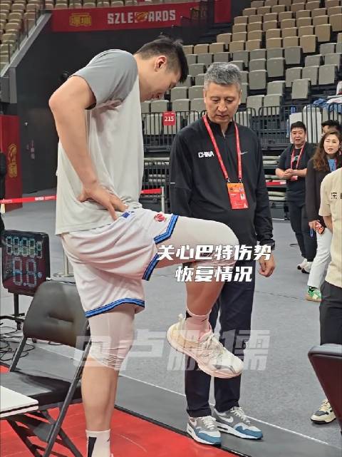 郭士强指导现场观战 关心巴特伤势恢复情况，和格兰叙旧热切交谈