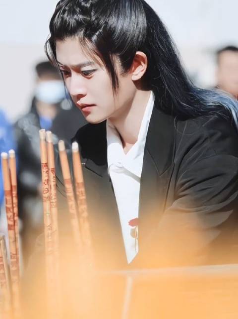 任嘉伦出任美丽雅全球品牌代言人，与君初相识开播四周年