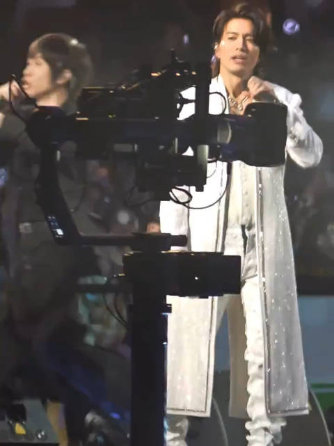 言承旭演唱会紧盯提词器引热议