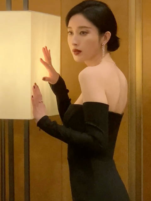 张俪这身材和长相简直是妈妈级别的，妥妥滴九头身 ！