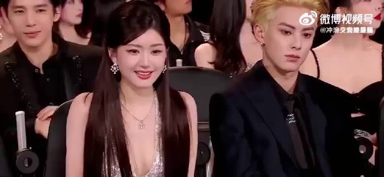 章若楠不愧是初恋女神，连社死都这么可爱，看自己演技俏皮扶额！