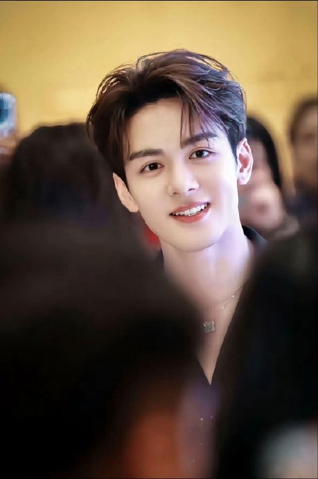 曾舜晞新歌《私有时刻》黑白镜头故事感十足，嗓音治愈引粉丝盛赞