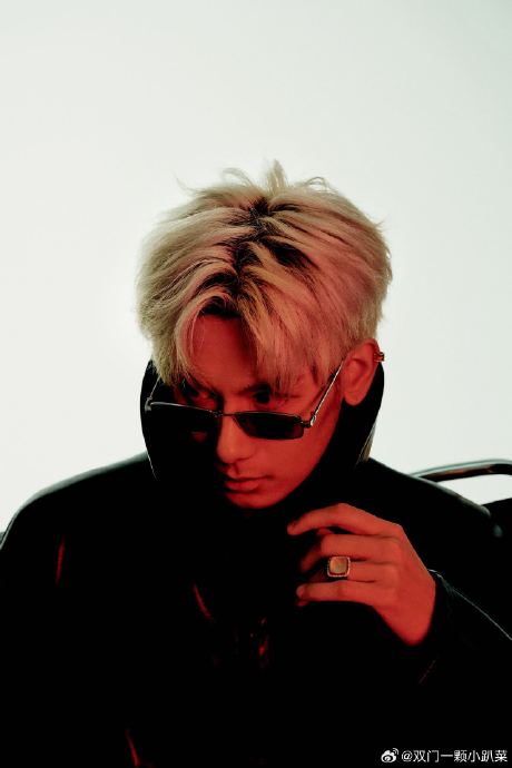 胡先煦为“上城士非遗巡游展”活动准备的白金发色，具体是什么造型细节？