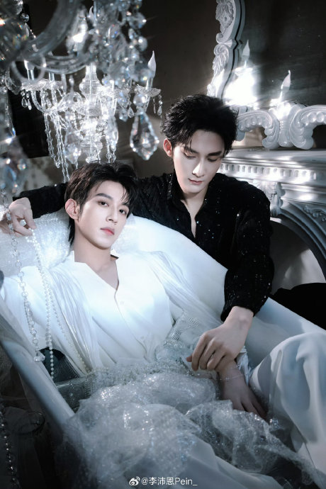 江衡和李沛恩在这组浴缸大片中演绎了什么故事主题？