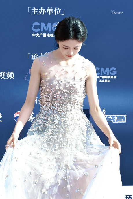 刘浩存CMG盛典化身春日花仙子，淡蓝纱裙生图封神引爆热议