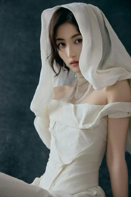 张子枫红毯神女造型封神！揭秘背后设计巧思与演员蜕变