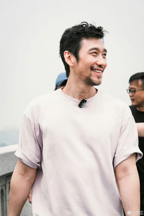 满江退隐十年携摇滚归来，《阳光下》引爆全网爷青回